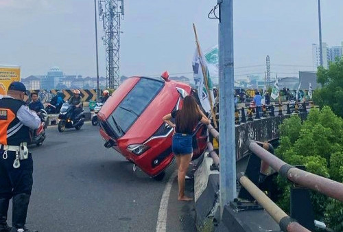 Mobil Nyangkut di Fly Over Ciputat, Ternyata Gegara Sopir Wanita Mengantuk