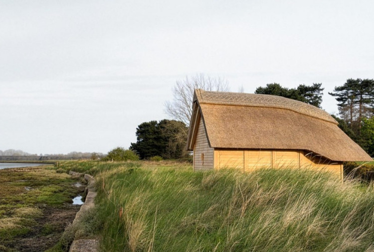 Boathouse Beratap Ilalang di Suffolk, Padukan Arsitektur Tradisional dan Tahan Banjir