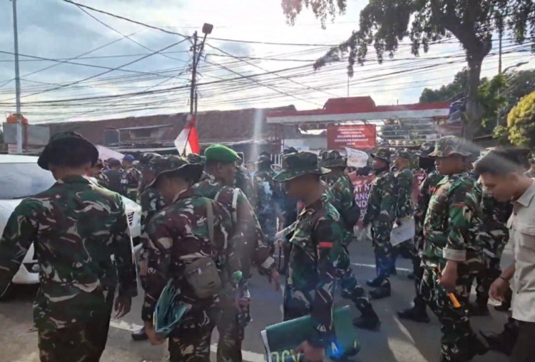 Warga Lenteng Agung dan Aparat TNI Berselisih Soal Pembongkaran Lahan
