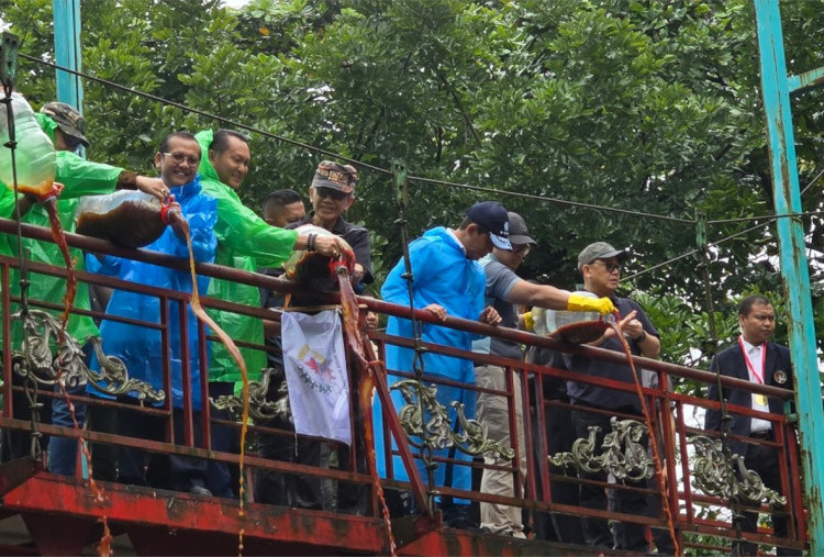 Gemabudhi–KLH Tuangkan 10.000 Liter Eco Enzyme di Sungai Cisadane, Apa Tujuannya?