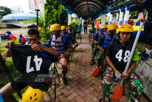 Para Peserta Rubber Boat bersiap-siap di Both Checking untuk tanding dalam Perlombaan Marines Obstacle Slalom yang diadakan di Monumen Kapal Selam Jl. Pemuda, Surabaya, Jawa Timur. Jumat (10/3/2023). Perlombaan Marines Rubber Boat Race and Obstacle Slalom yang diikuti sebanyak 74 peserta dari TNI dan Polri tersebut untuk memperingati hari jadi Pasmar 2 yang ke-22 dan digelar dari tanggal 10-11 Maret 2023. (Foto: Moch Sahirol Layeli)