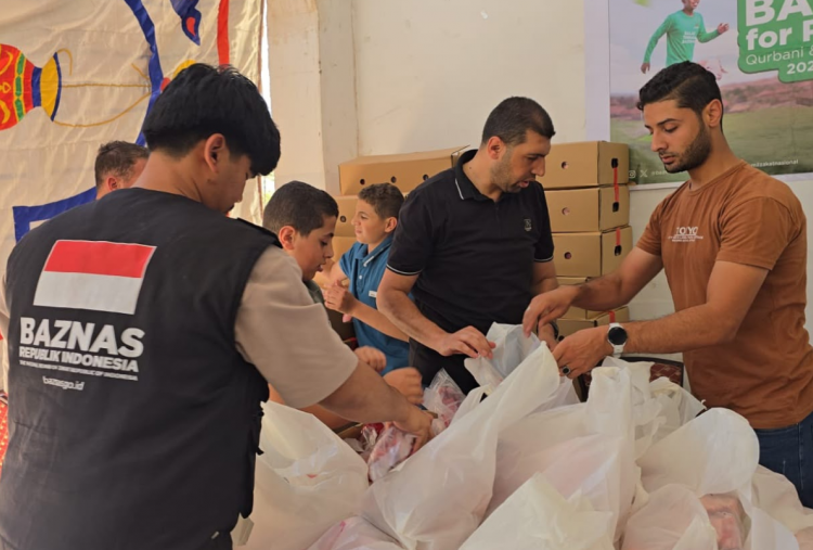BAZNAS Salurkan Daging Kurban bagi 6.700 Pengungsi Palestina di Kamp Idlib Suriah