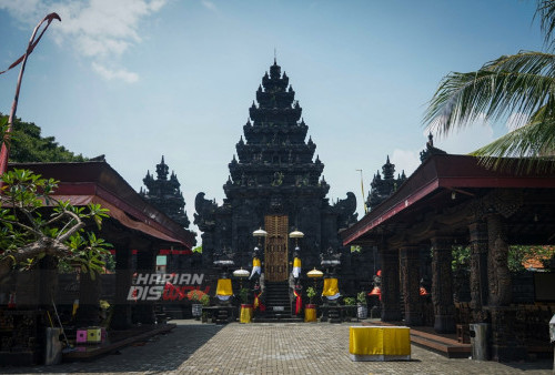 Suasana Pure Agung Jagat Karana, Surabaya, Jawa Timur, Selasa (14/3/2023) melakukan persiapan jelang melasti. Berbagai persiapan dilakukan umat Hindu di Surabaya menjelang Upacara Melasti yang akan berlangsung di Pure Segara Surabaya pada tanggal 19 Maret 2023. (foto: Andika Bagus Priambodo)