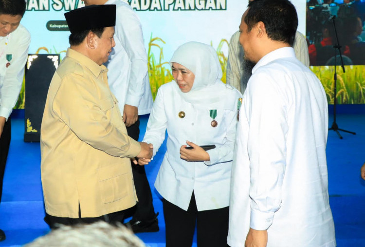 Produksi Padi Jatim Tertinggi Nasional, Khofifah Raih Satyalancana Wira Karya dari Prabowo