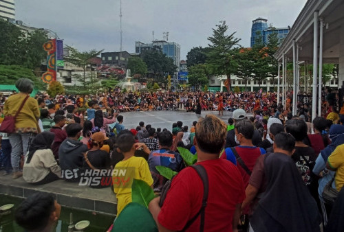 Warga memadati halaman Alun-alun Surabaya, Komplek Balai Pemuda, Surabaya, Jawa Timur, Minggu (5/3/2023). Pertunjukan Kesenian gratis yang digelar Pemerintah Kota (Pemkot) Surabaya itu  sebagai upaya menghidupkan dan melestarikan kesenian Jawa Timur. (foto: Syahrul Rozak Yahya)