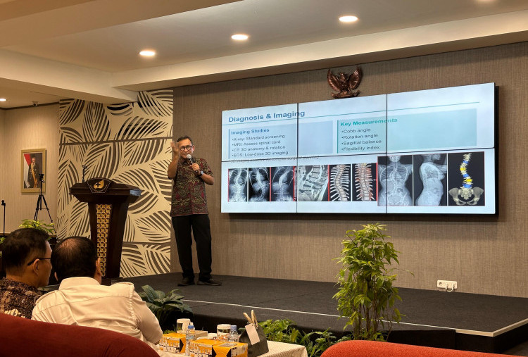 Punya Masalah Skoliosis atau Fraktur Tulang? Ahli Bedah Saraf Perkenalkan Neuronavigasi