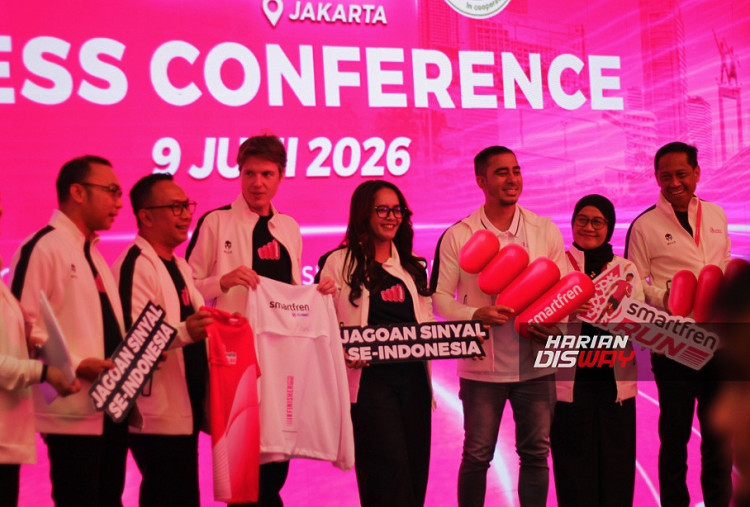 (ki-ka) Regional Group Head Jakarta Banten XLSMART Sofia Purbayanti, Core Planning Design & Deployment XLSMART Eben Eliezer Pandapotan, Group Head Marketing SMARTFREN XLSMART Astiyanto Tri Muktiwibowo, Direktur & Chief Commercial Officer XLSMART David Arcelus Oses, Head of Brand Marketing SMARTFREN XLSMART Edtine Pamilien Gensana, Group Head Corporate Communication & Sustainability XLSMART Reza Mirza, Komisi Road Race Event Satyo Haryo Wibisono, dan Race Director SMARTFREN Run Safrita Aryana berfoto bersama usai Press Conference SMARTFREN Run 2026 dan kampanye “Jagoan Sinyal Se-Indonesia” di XLSMART Tower, Jakarta, Selasa (9/6).