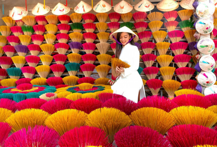 Jelang Imlek, Dupa Jadi Buruan! Tradisi Sakral yang Tak Pernah Hilang