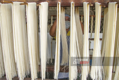 Pekerja melakukan proses membuatan misua di pabrik Mie Marga Mulja Jalan Pesapen Selatan Surabaya, Jawa Timur, Jumat 26 Januari 2024.

Dengan mengandaikan sebanyak 25 karyawan dan mesin tradisional, produksi misua Marga Mulja dapat menghasilkan 600-700 kg perharinya menjelang imlek. Pabrik tertua di Surabaya ini beroperasi sejak tahun 1948 hingga turun di generasi ketiga yaitu Jeffry Sutrisno (61). (Moch Sahirol/Harian Disway)