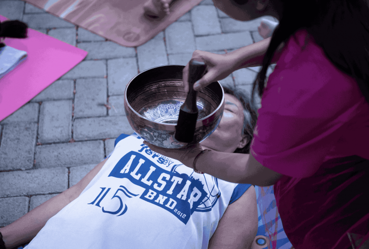 Relaksasi Lewat Sesi Sound Bath Do Yoga to Give di Kantor Harian Disway Surabaya