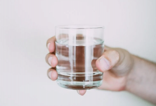 Ini Segudang Manfaat Minum Air Putih Setelah Bangun Tidur yang Wajib Kamu Ketahui