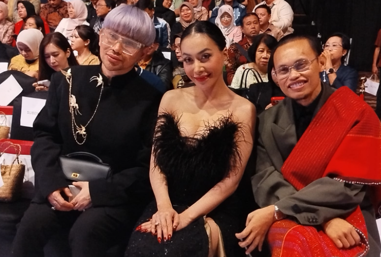 Muncul di Closing Indonesia Fashion Week 2026, Intip Gaya Denada, Caren Delano, hingga Wanda Hara