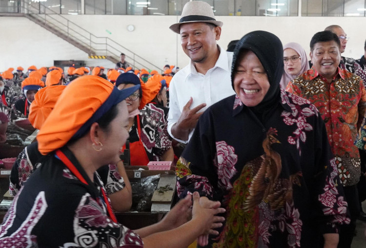 Risma Sapa Ribuan Buruh Pabrik Rokok Grendel di Malang, Janjikan Program Pendidikan dan Kesehatan Gratis