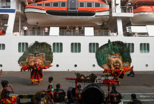 Sejumlah seniman reog menyambut kedatangan kapal pesiar Viking Orion di Dermaga Jamrud Utara, Pelabuhan Tanjung Perak, Surabaya, Jawa Timur, Jumat, 17 November 2023. Kapal pesiar Viking Orion berbendera Norwegia itu memiliki 8 lantai dengan panjang 196,60 meter dan menampung 464 orang kru kapal dan membawa 867 wisatawan dari berbagai negara yang akan mengunjungi sejumlah tempat wisata di Kota Surabaya. (Julian Romadhon/Harian Disway)