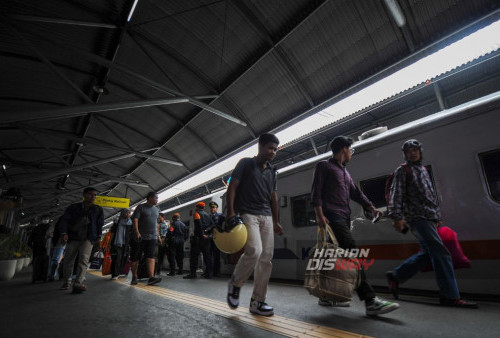 Calon penumpang antri memasuki gerbong kereta api Sritanjung jurusan Yogyakarta saat berhenti di Stasiun Surabaya Gubeng, Jawa Timur, Minggu, 10 Desember 2023. PT KAI (Persero) Daop 8 Surabaya mencatat sebanyak 126.802 tiket terjual dari total sebanyak 422.676 yang disediakan oleh KAI Daop 8 Surabaya untuk periode musim Natal 2023 dan Tahun Baru 2024. Jumlah ini telah mencapai 30% dari kapasitas yang disediakan oleh KAI Daop 8 Surabaya. (Julian Romadhon/Harian Disway)
