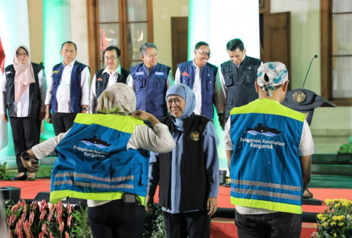 Khofifah Berangkatkan 91 Orang Tim Yankes Bergerak ke Pulau Kangean, Tangani 720 Kasus Kesehatan