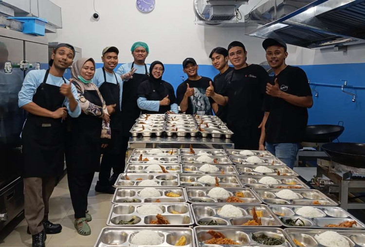 Kisah Mufaizah dan Senandung Harapan Relawan Dapur MBG