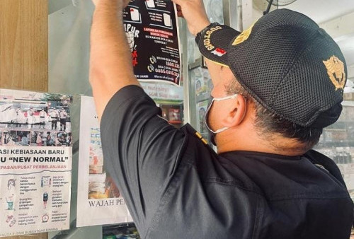 Petugas Bea Cukai Jambi Pasang Sticker Operasi Gempur di Toko Penjual Rokok Tanpa Izin