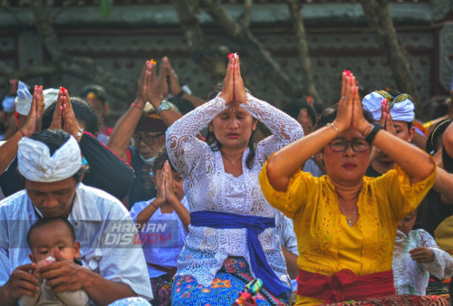 Umat Hindu berdoa di Pure Segara di kawasan Kenjeran, Surabaya, Jawa Timur, Selasa (21/3/2023). Dalam pawai Ogoh-ogoh itu digelar untuk menyambut Hari Raya Nyepi Tahun Baru Saka 1945.
(foto: Andika Bagus Priambodo)
