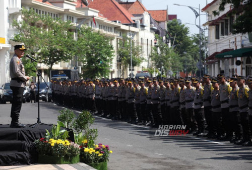 Sejumlah petugas Kepolisian Republik Indonesia (Polri) mengikuti apel pergeseran pasukan pengaman Tempat Pemungutan Suara (TPS) di Halaman Polrestabes, Surabaya, Jawa Timur, Senin, 12 Februari 2024. 

Polrestabes Surabaya dan Polres Pelabuhan Tanjung Perak Surabaya mengerahkan sebanyak 1.813 personel untuk melakukan pengamanan proses jalannya Pemilu 2024 yang disebar di 8.167 TPS di Kota Surabaya. (Julian Romadhon/Harian Disway)