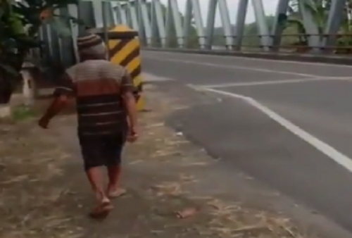 Viral Seorang Kakek Tinggal di Bawah Kolong Jembatan di Kabupaten Ngawi