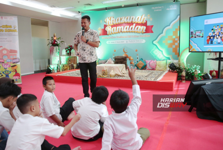 Bekerja sama dengan Prestasi Junior Indonesia, kegiatan ini melibatkan para PRUVolunteers, yaitu karyawan Prudential Indonesia yang secara aktif berperan sebagai pengajar. Anak-anak diajak bermain sambil belajar cara sederhana mengelola uang dengan bijak melalui empat konsep dasar Cha-Ching, yaitu Earn (Menghasilkan), Save (Menabung), Spend (Belanja), dan Donate (Berdonasi).