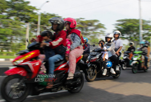 Pengendara motor melintasi Jembatan Suramadu, Surabaya, Jawa Timur, Kamis (20/4/2023). Jembatan yang menghubungkan Surabaya dan Madura tersebut mulai dipadati kendaraan motor terutama roda dua yang melakukan mudik menuju pulau Madura pada H-2 Hari Raya Idul Fitri 1444 H. (foto: Elvina Talitha Alawiyah)
