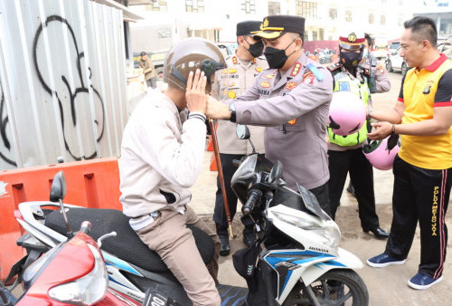 Polres Jakbar Bagi-Bagi Helm ke Pelanggar Selama Operasi Patuh Jaya, Minat?