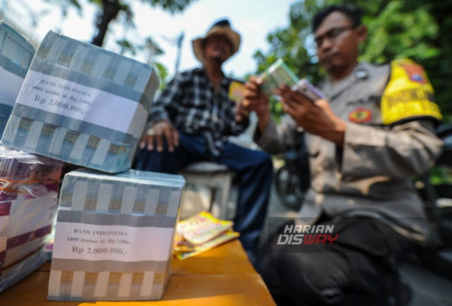 Dalam upaya untuk melindungi masyarakat dari ancaman uang palsu dan kejahatan terkait, Babin Polsek Bubutan aktif memberikan pemahaman kepada para pedagang uang tentang cara mendeteksi uang palsu dan tindakan pencegahan lainnya. Mereka memberikan informasi terbaru tentang ciri-ciri uang palsu yang sering muncul di pasaran dan berbagi teknik untuk mengidentifikasi uang palsu dengan cepat dan akurat.