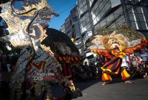 Reog Ponorogo menghibur warga saat berlangsungnya Bersih Desa di Dukuh Kupang, Surabaya, Jawa Timur, Minggu, 6 Agustus 2023. Bersih Desa atau Sedekah Bumi dengan menggelar Kirab Budaya serta mengarak gunungan dari berbagai hasil bumi tersebut sebagai wujud rasa syukur kepada Tuhan atas hasil bumi yang melimpah. (Julian Romadhon/Harian Disway)
