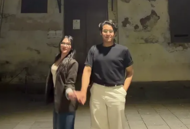 Saat Pipi Davina Karamoy Dicium Ardhito Pramono, Mesra di Kota Tua