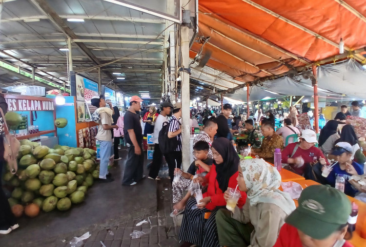 Daya Beli Masyarakat Terus Menurun, Ekonom Soroti Imbas Kebijakan Pemerintah