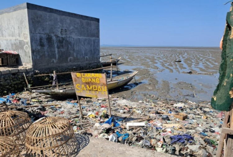 Senja Tak Lagi Jatuh di Kenjeran, Ia tersangkut di Plastik