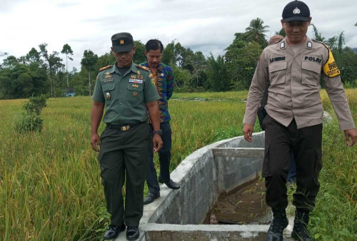 Danramil 405-11/TS Dampingi Plt Kades Pulau Panggung Tetapkan Titik Nol Pembangunan Saluran Drainase