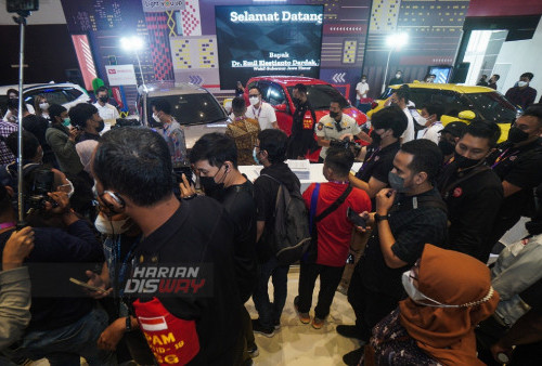 Pengunjung melihat mobil yang dipajang di salah satu stan saat pembukaan pameran Indonesia International Motor Show (IIMS) 2022 di Grand City Surabaya, Jawa Timur, Rabu, 1 Juni 2022. Pameran otomotif yang berlangsung mulai 1- Juni 2022 tersebut menargetkan sebanyak 25 ribu pengunjung dengan transaksi mencapai Rp200 miliar. Foto: Julian Romadhon