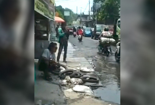 Warga Bekasi Jadikan Jalanan Rusak Kolam Pemancingan