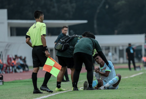 Bek Andalan Persebaya, Catur Pamungkas, Alami Cedera Bahu: Gara-gara Lapangan! 