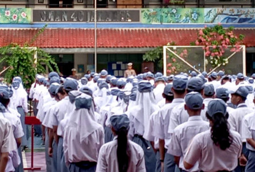 Keputusan Nadiem Makarim Ganti Seragam Sekolah Dirujak Netizen: Mending Menterinya Aja yang Diganti