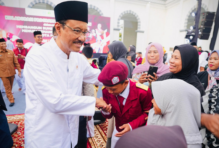 Gus Ipul Jalin Silaturahmi dan Bagikan Paket Sembako Untuk 1500 KPM di Pasuruan