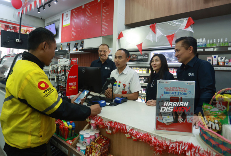 Layanan tersebut resmi diperkenalkan melalui Grand Launching di SPBU COCO 31.124.02 Fatmawati, Jakarta Selatan, Rabu (19/8). Peluncuran dihadiri jajaran manajemen Pertamina Patra Niaga dan Pertamina Retail serta komunitas ojek online yang turut menjajal langsung layanan transaksi digital tersebut. (Kiri-Kanan) Direktur Keuangan & Umum sekaligus Pth. Direktur Komersial & Operasi PT Pertamina Retail, Mohammad Fitrawan Nur; VP Marketing & Brand Management PT Pertamina Patra Niaga, Heppy Wulansari; dan VP Channel Improvement & NFR Management PT Pertamina Patra Niaga, Edith Indra Triyadi.