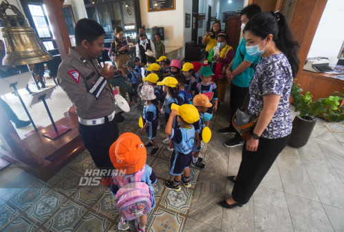 Satbinmas Polrestabes Surabaya mendampingi kunjungan dari Play Group Taman Rini Surabaya di Museum Hidup Polri di Polrestabes Surabaya, Jawa Timur, Senin (13/3/2023). Kegiatan tersebut dilaksanakan dalam rangka Out School yang dilakukan setiap tahun dan diikuti Siswa-siswi dari Play Group Taman Rini Surabaya untuk memperkenalkan pada anak bahwa Gedung Utama Polrestabes Surabaya ini merupakan salah satu Cagar Budaya yang memiliki nilai sejarah yang tinggi. Selain itu Gedung yang difungsikan sebagai Museum Hidup ini juga digunakan oleh Kapolrestabes Surabaya dan sejumlah Pejabat Utama untuk bekerja. (foto: Julian Romadhon)