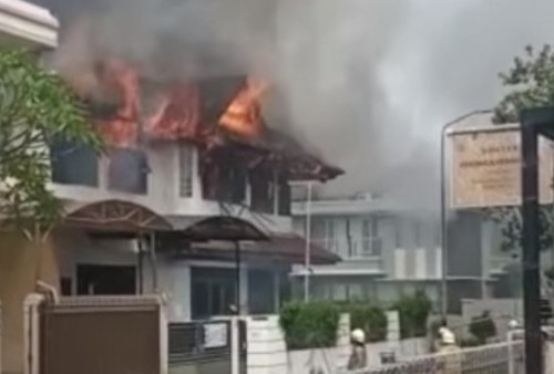 Kebakaran Rumah di Komplek Kembangan Siang Ini, 60 Personel Pemadam Diturunkan, Warganet: Ditinggal Mudik?