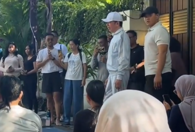 Harga Outfit Jokowi Head to Toe saat Yoga Bareng Ibu Ibu Muda di Solo, Adidas hingga Nike