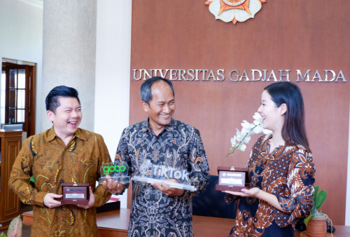 (kiri-kanan) Herman Widjaja, Chief Technology Officer Grup GoTo, Arief Setiawan Budi
Nugroho, S.T., M.Eng., Ph.D., Wakil Rektor Bidang Perencanaan, Aset, dan Sistem Informasi
UGM, dan Stephanie Susilo, Direktur Eksekutif, E-Commerce, TikTok Indonesia, saat
berbincang seusai penandatanganan nota kesepahaman di, Universitas Gadjah Mada, Jumat
(15/12).
Rencana pembukaan GoTo x TikTok x UGM Technology Center menegaskan komitmen
bersama Grup GoTo dan TikTok dalam memprioritaskan rekrutmen dan pengembangan
talenta digital dalam negeri, di tengah kebutuhan akan talenta digital yang semakin tinggi.