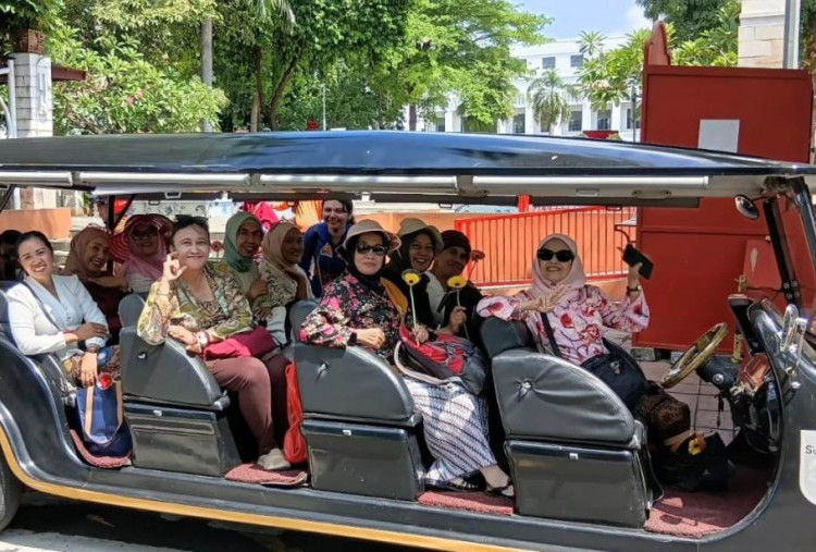 Peringati Hari Kartini dengan Walking Tour di Kota Lama Surabaya, Pelancong Tetap Padukan Kebaya dan Wastra 
