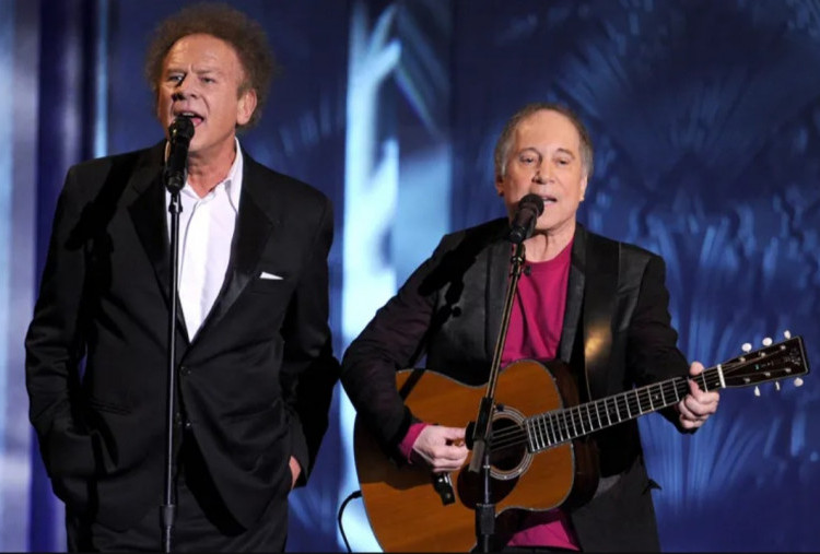 Art Garfunkel Kenang Momen Haru Bersama Paul Simon, Ada Air Mata dan Pelukan