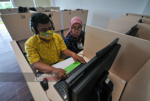 Kepala UPT Humas Unesa, Vinda Maya Setianingrum mengatakan, jika pihaknya memang ditunjuk sebagai pelaksanaan UTBK bagi difabel netra karena sesuai kriteria. (foto: Julian Romadhon)
