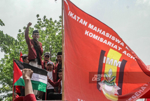 Sejumlah Mahasiswa yang tergabung dalam organisasi Ikatan Mahasiswa Muhammadiyah
(IMM) melakukan aksi bela Palestina di dekat gedung Konsulat Jenderal Amerika Serikat,
Jalan Citra Raya Niaga, Surabaya, Jawa Timur. Pada Selasa, 7 November 2023. Mahasiswa yang berjumlah sekitar 250 itu menyuarakan kepeduliannya terhadap
korban-korban warga sipil Palestina atas kekejaman serangan Israel. Salah satu point
tuntutannya adalah mengusir duta besar Amerika Serikat dari Indonesia yang dianggap
AS telah menjadi sekutu dan memberikan bantuan militer terhadap Israel. (Moch Sahirol/Harian Disway)