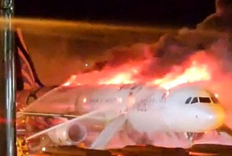 Pesawat Air Busan Terbakar di Bandara Internasional Gimhae Korea Selatan