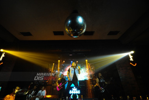 Personil Power Metal menunjukan aksinya di Colors Pub Surabaya, Jawa Timur, Minggu (26/6/2023) dini hari. Konser Band Power Metal di Surabaya ini merupakan salah satu konsernya dari lima kota yang digelar oleh Terumbu Karang dengan takjuk Power Metal Intimate Tour 2023.